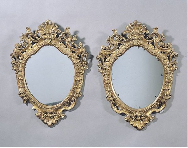Due piccole specchiere in legno intagliato e dorato