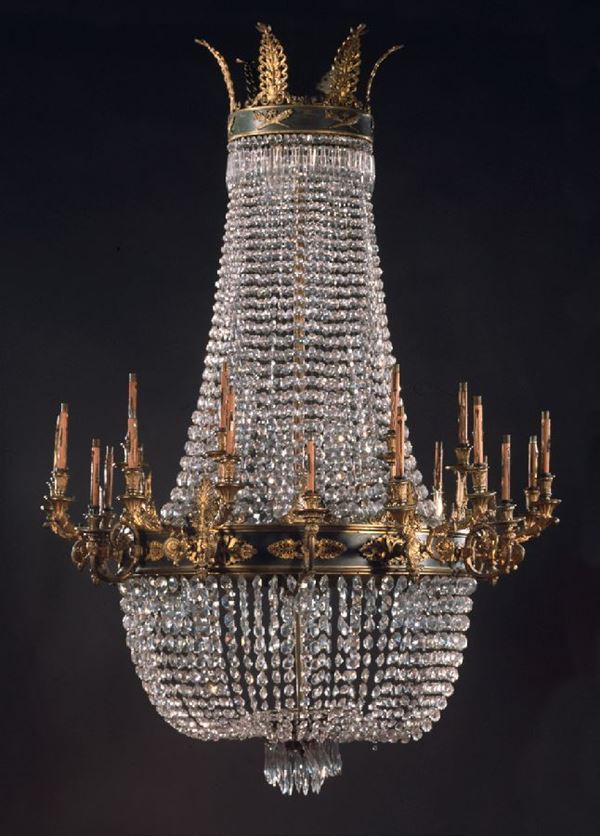 Grande lampadario in cristallo e bronzo dorato e  cesellato