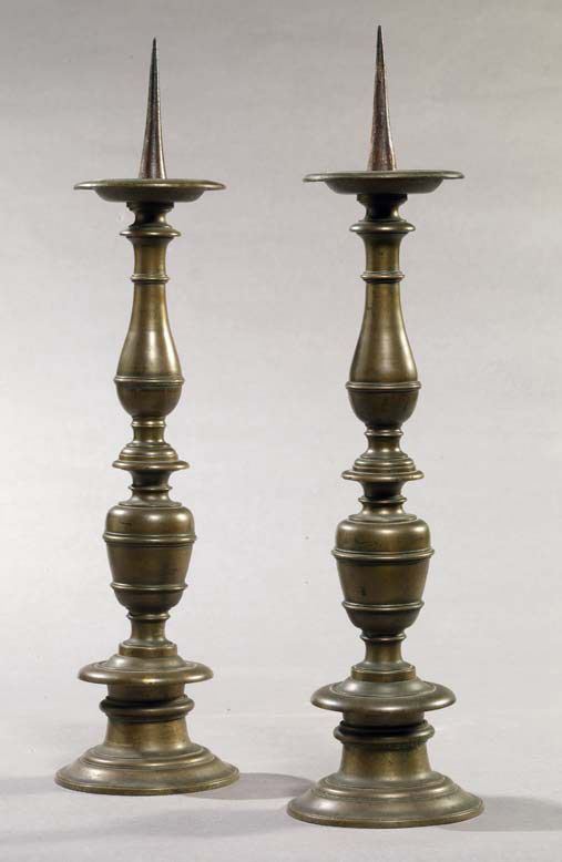 Coppia di candelieri in bronzo tornito