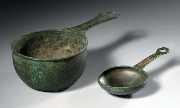Lotto composto da due utensili antichi in bronzo