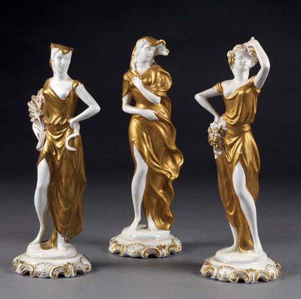 Lotto composto da tre statuette in maiolica avorio e oro
