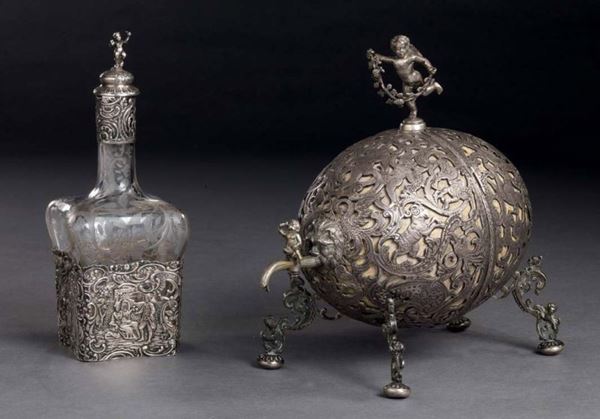 Antica bottiglia da liquore in vetro e argento