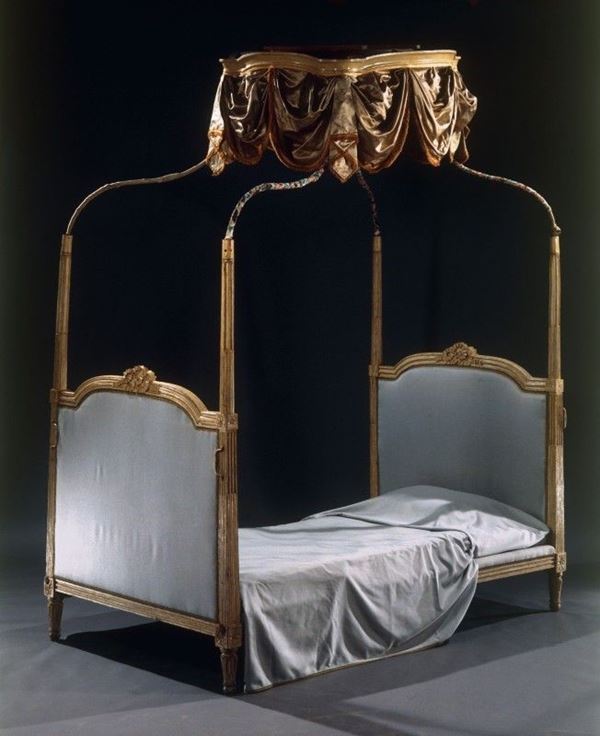 Letto con baldacchino in legno intagliato avorio e laccato