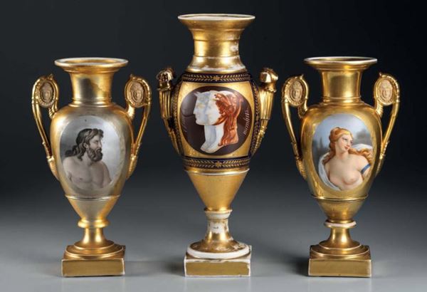 Trittico in porcellana oro composto da due vasi e un'anfora biansati