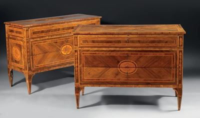 Coppia di Cassettoni Lastronati e Intarsiati in Legno di Noce, Ciliegio e Bois De Rose