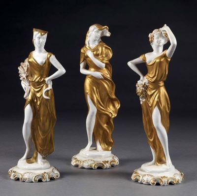 Lotto Composto da Tre Statuette in Maiolica Avorio e Oro