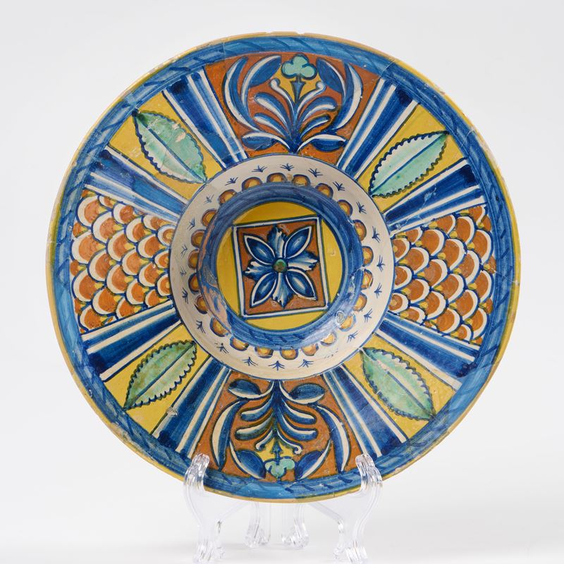 Piatto fondo in maiolica policroma blu, ramina e ocra