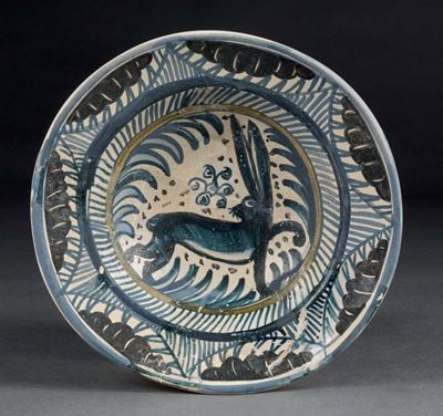 Importante Piatto in Maiolica Policroma Blu, Manganese e Ocra
