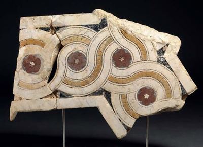 Grande Frammento Antico in Marmo Bianco, Giallo, Rosso e Verde