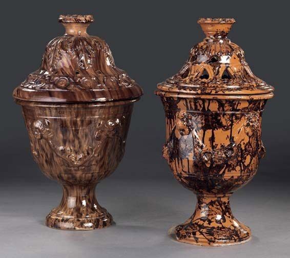 Coppia di Braceri in Maiolica Lustrata con Rilievi e Ornati