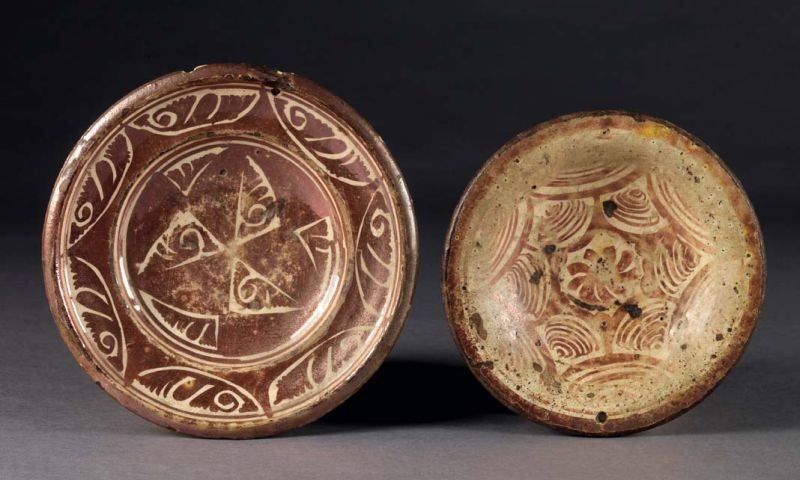 Coppia di Piatti in Maiolica a Lustro Metallico