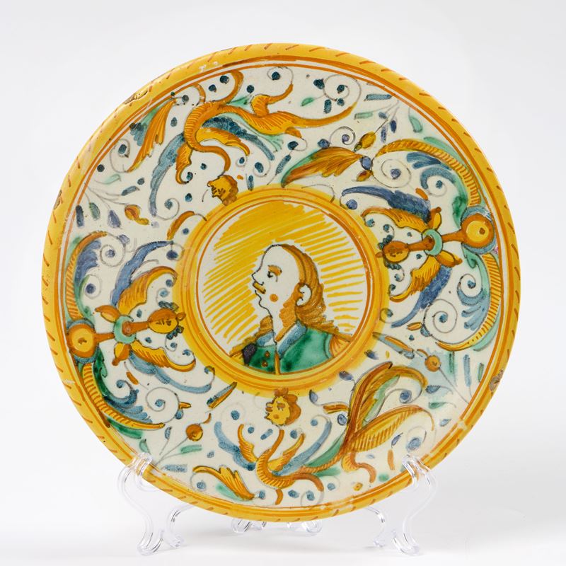 Piatto in maiolica policroma