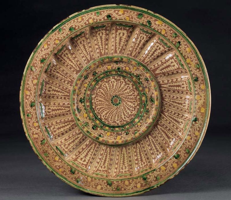 Grande Piatto Umbonato in Maiolica Policroma