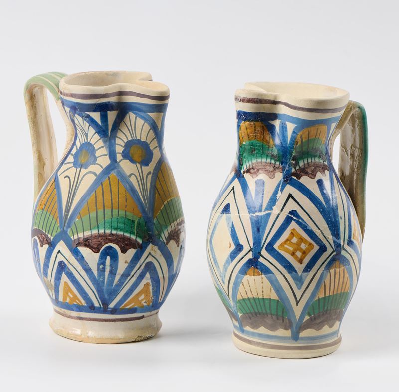 Due boccali in maiolica policroma