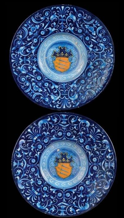 Importante Coppia di Piatti in Maiolica Policroma