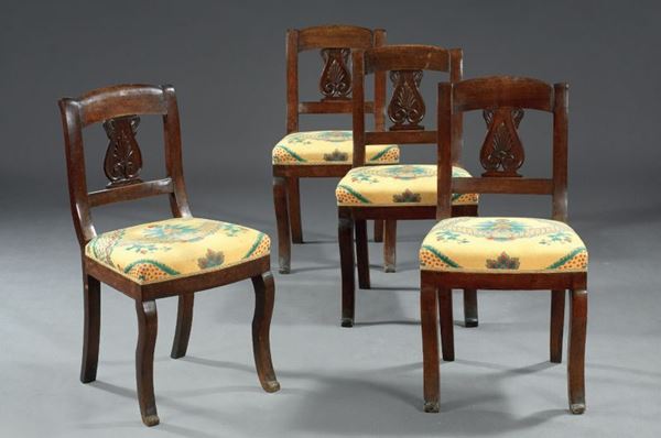 Quattro sedie in legno di noce