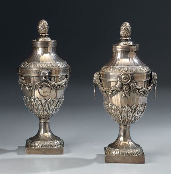 Coppia di vasi in argento con coperchio
