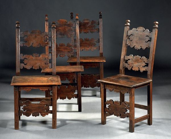 Quattro sedie antiche in legno di noce