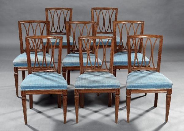 Lotto composto da otto sedie in legno di noce