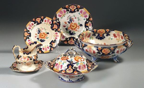 Elegante servito di piatti composto da cinquantacinque pezzi in porcellana