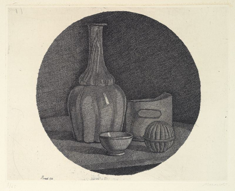 Giorgio Morandi - Grande Natura Morta Circolare con Bottiglia e Tre Oggetti