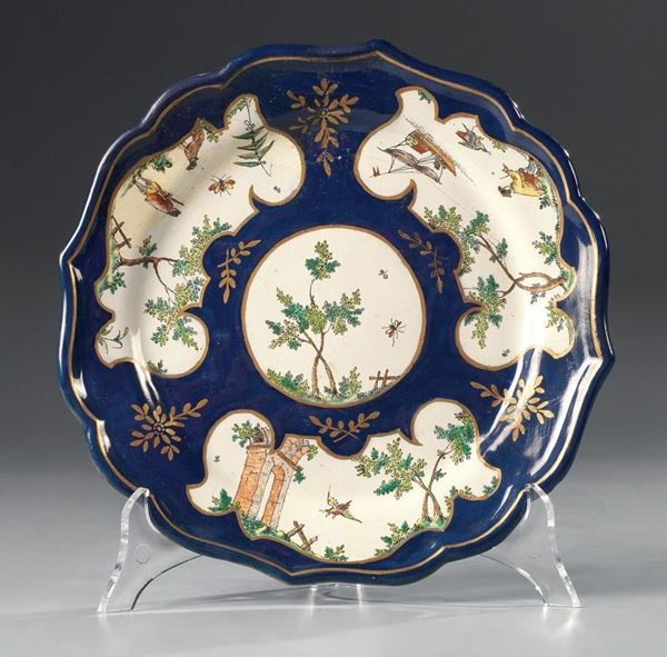 Piatto in maiolica a fondo blu