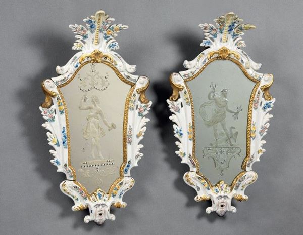 Due specchiere in porcellana policroma  (XVIII secolo.)  - Asta Arredi e Dipinti Antichi - I - Casa d'aste Farsettiarte