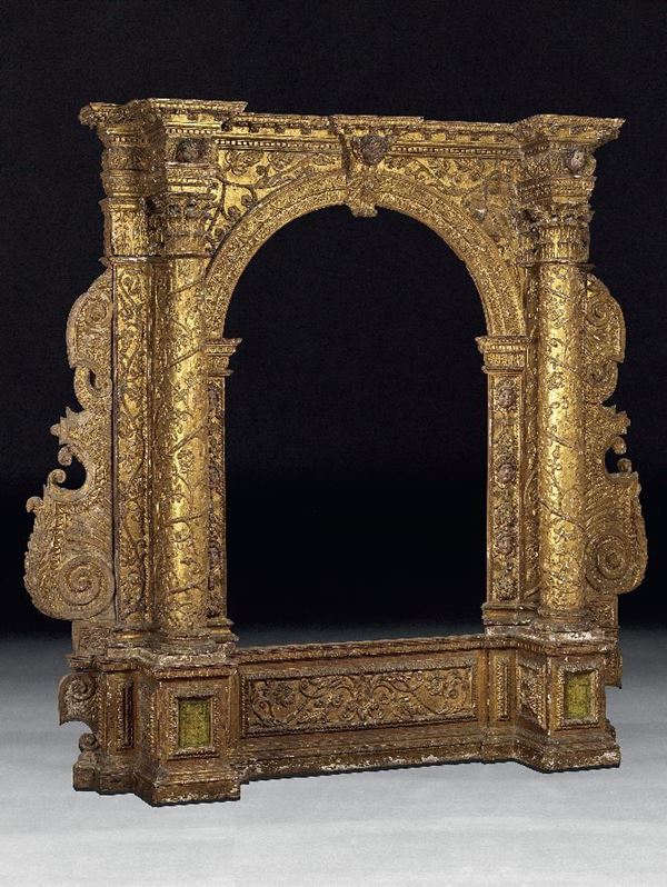Grande tabernacolo di altare in legno intagliato e dorato
