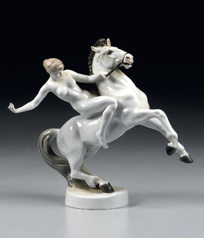 Scultura in Porcellana Raffigurante «amazzone»
