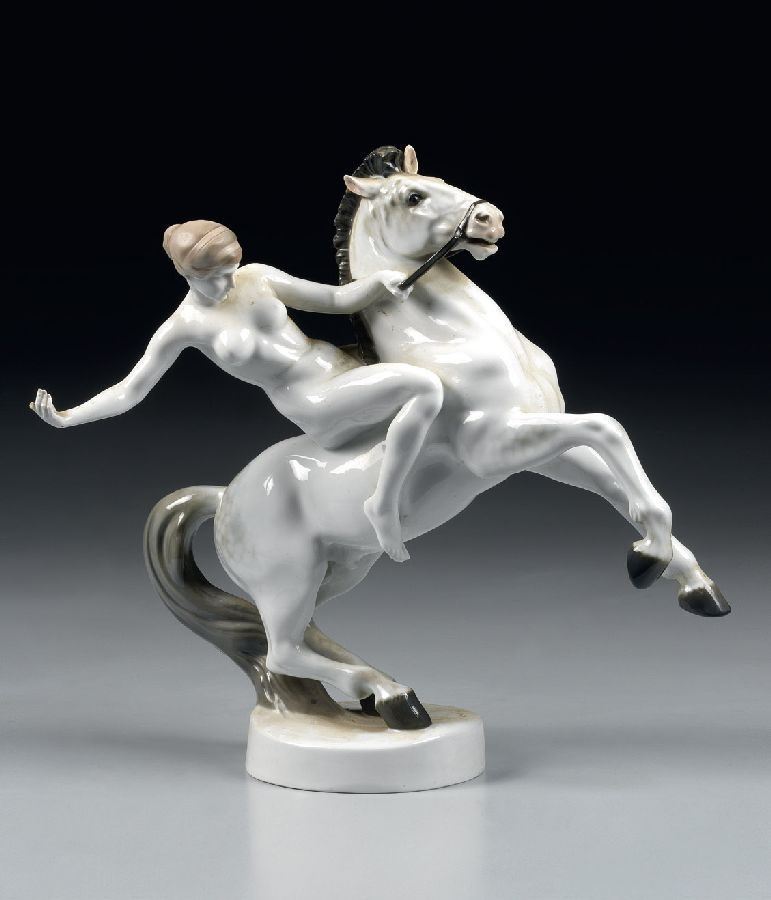 Scultura in Porcellana Raffigurante «amazzone»