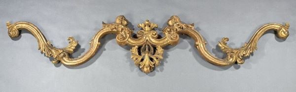 Fregio ornamentale in legno dorato e intagliato