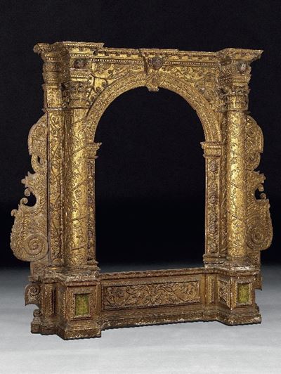 Grande Tabernacolo di Altare in Legno Intagliato e Dorato