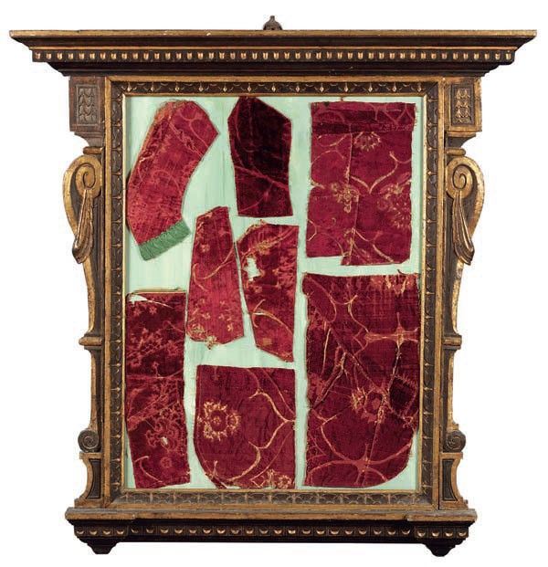 Lotto di otto frammenti di vesti rinascimentali in velluto rosso