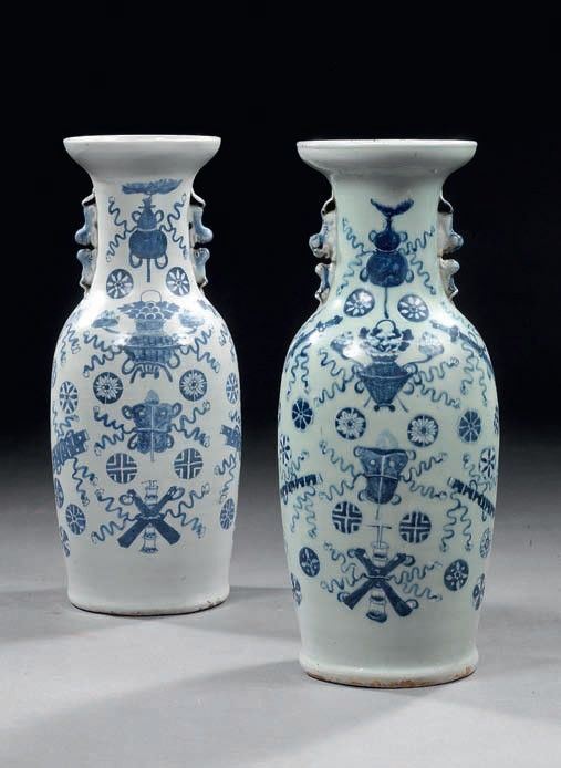 Lotto composto da due vasi cinesi in porcellana bianco-blu sottovernice
