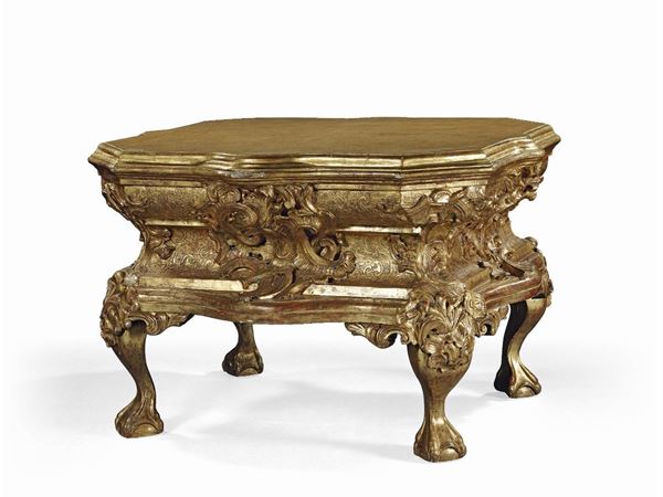Grande tavolo-mobile da centro in legno riccamente intagliato e dorato