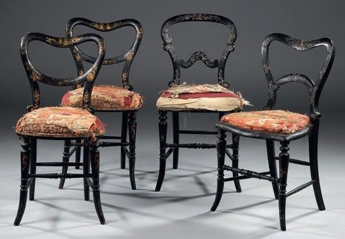 Coppia di sedie decorate a cineserie in lacca nera e oro