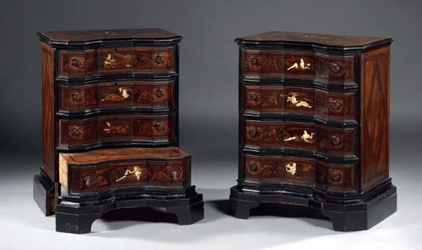 Coppia di comodini lastronati e intarsiati in legno di palissandro, bois de rose e noce