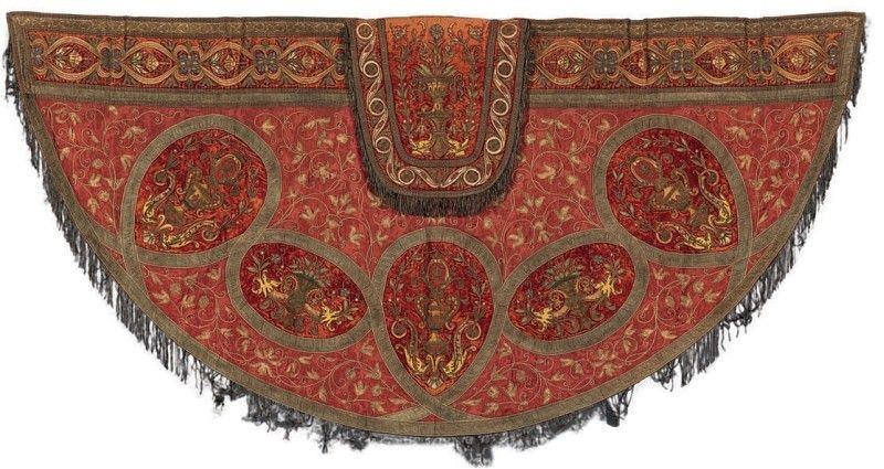 Grande Pianeta Antica in Velluto Rosso