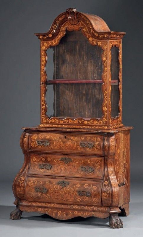 Vetrina Olandese a Due Corpi Lastronata e Intarsiata in Legno di Noce e Legno Chiaro