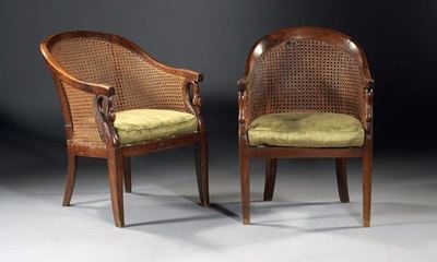 Coppia di Poltrone Bergere in Legno di Noce