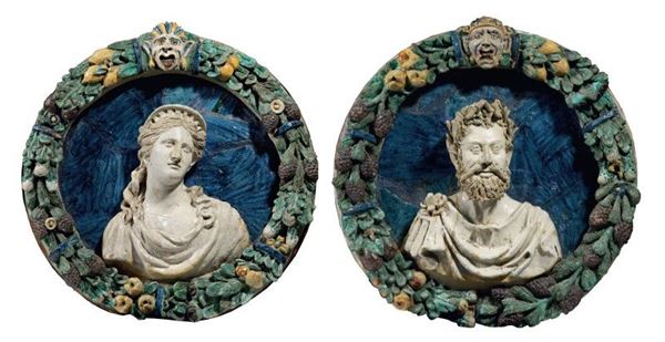 Due medaglioni con ghirlanda in terracotta policroma invetriata