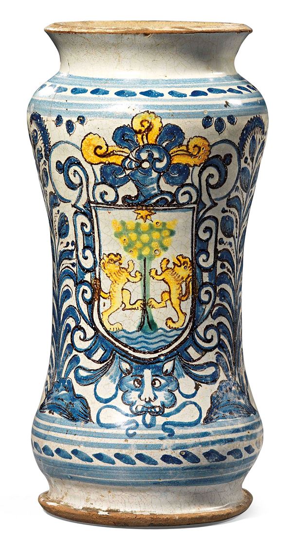 Albarello in maiolica policroma  (inizio XVII secolo.)  - Asta Arredi e Dipinti Antichi - I - Casa d'aste Farsettiarte