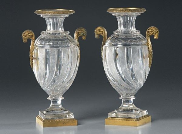 Coppia di anfore biansate in vetro molato  (secolo XIX.)  - Asta Arredi e Dipinti Antichi - I - Casa d'aste Farsettiarte