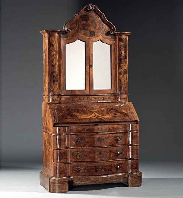 Trumeau lastronato in legno di noce e radica  (XVIII secolo.)  - Asta Arredi e Dipinti Antichi - I - Casa d'aste Farsettiarte