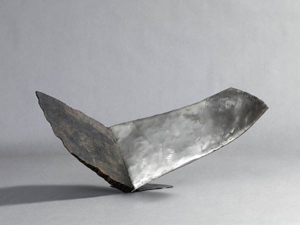 Eduard Habicher : Foglio n. 6  - Scultura in pietra e acciaio - Auction PARADE V - Contemporary Art - Casa d'aste Farsettiarte
