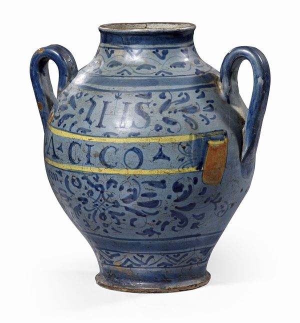 Anfora biansata in maiolica blu e giallo su fondo azzurro