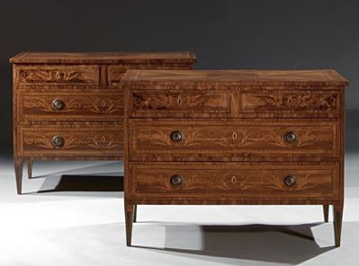 Coppia di Cassettoni Neoclassici Lastronati e Intarsiati in Legno di Noce e Radica