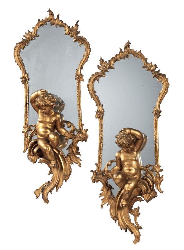 Due specchiere con putti in legno intagliato e dorato