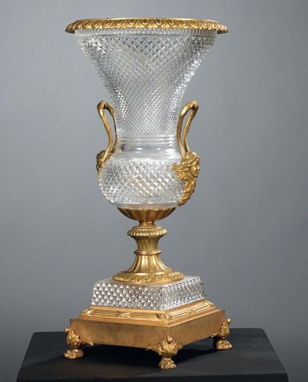Vaso a calice biansato in cristallo molato e bronzo dorato