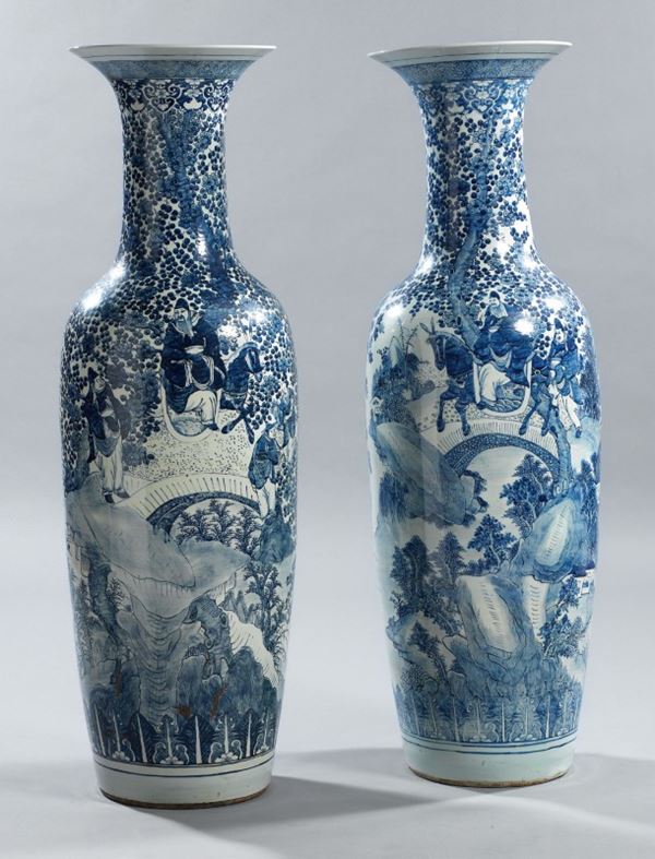 Due grandi vasi cinesi a balaustra in porcellana